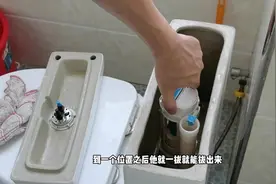 手把手全程教大家更换马桶水箱配件，女生一把螺丝刀就能搞定视频封面