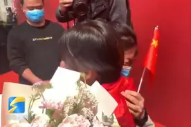 分别59天今日回家，妹妹捧花焦急等待：要给姐姐一个大大的拥抱视频封面