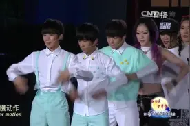 TFBOYS一首《青春修炼手册》撩人的心弦，一出场引起阵阵尖叫！视频封面