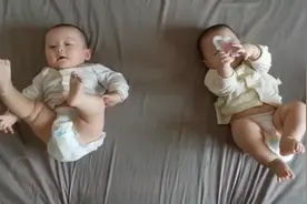 刚满月的小婴儿躺床上蹬腿，肉肉小腿的举动，把妈妈给萌翻了