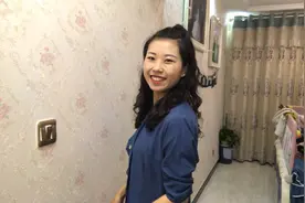 秀秀在家独自一人开始作妖了，展示自己身材搭配衣服，真是太自恋视频封面