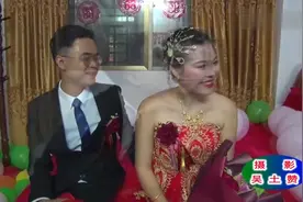 海南帅小伙结婚，新娘子是二婚，还嫌弃他不让亲，大家猜为什么？视频封面