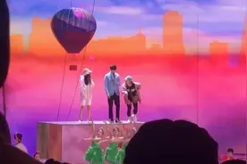杨幂魏大勋彩排现场，彩排时二人交头接耳交流亲密，我同意你们了视频封面