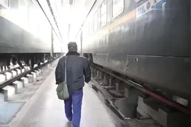 铁路最“脏”的工种，不愿女儿亲自己的脸，开始不敢让父母知道视频封面