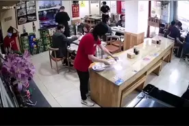 饭馆老板请流浪汉吃免费午餐，顾客偷偷留钱帮着买单图片