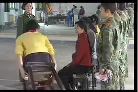 女子特警队：新队员感受老兵训练场景，入伍的第一课就是剪头发视频封面