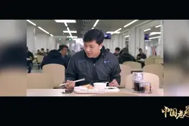 李彦宏在公司吃早饭，简单的油饼豆浆就解决，全程跟小度说话视频封面