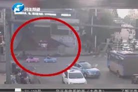 童心未泯？成年人开着玩具车上路视频封面