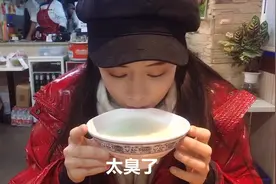 美女挑战喝老北京豆汁，谁说豆汁难喝？干完这碗豆汁我们就是兄弟视频封面