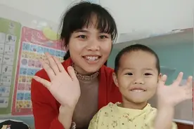 小孩子常常牙齿咬下嘴唇，究竟什么原因？宝妈问完医生长见识了视频封面