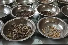 小伙经常蹲着做事，腰突疼的很，按摩针灸只能治表，来看下中医视频封面