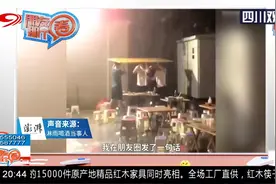 4男子雨中顶纸板喝酒吃饭 当事人：这辈子可能只有一次这样疯狂事视频封面