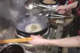 为什么大厨炒素菜也要过油？今天溜进后厨，感觉很奇怪视频封面