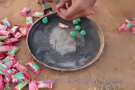 印度小哥突发奇想，将口香糖丢进锅里油炸，结果味道如何
