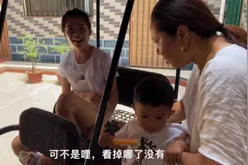 小两口骑车回老家，媳妇路上把鞋弄丢了，小伙：怎么不把你人丢了视频封面