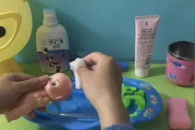 娃娃洗澡玩具 小玩具让孩子爱上洗澡，学会洗澡。乐趣融融视频封面