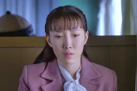 烽火抗大：小伙下车给美女买栗子，不料被人撞翻连火车都没赶上图片