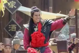得知打虎英雄是弟弟武松，武大郎很是高兴，他努力挤过人群找武松视频封面
