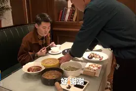 烤鸭竟然还有这种吃法？薯片放鱼子酱铺上鸭皮，吃一口灵魂都升华