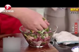 麻辣羊肉腌制使要抓匀，抓的越久口感就越好，色香味俱全视频封面