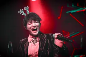 周深演唱《血腥爱情故事》现场太燃了！视频封面