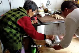 奶奶教小强用高粱面和白面制作面条，卤是浆水的，你们吃过吗？视频封面