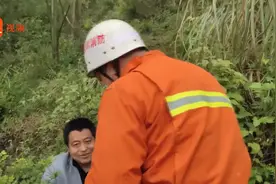 四川彭州：男子上山挖野菜，摔倒骨折被困 ，消防队员火速救援视频封面