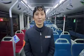 郑州一女孩雨夜坐车情绪崩溃哭了一路，女车长给其温暖抱抱并进行安慰图片