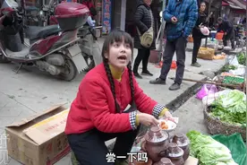 农村妹子赶集摆摊卖腐乳，免费试吃，人人都来，小娃娃都不放过。视频封面