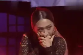 舞蹈大赛，韩国明星尹宝拉小姐姐舞技炸裂，表情太魅惑了！视频封面