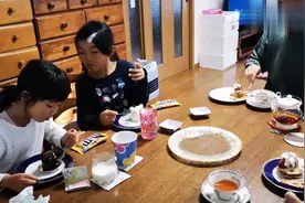 中日家庭，日本孩子和爸爸妈妈一起买蛋糕，庆祝妈妈拿奖视频封面