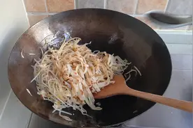 炒焖饼这样做，色香味俱全，孩子爱吃，早餐10分钟搞定视频封面