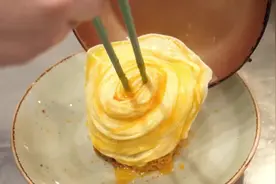 韩国街头厨神的旋风蛋卷，这样做出来的鸡蛋，也太鲜嫩了吧！视频封面