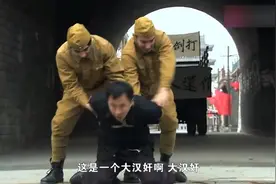 影视：日本投降后，苏军与群众在东北枪决汉奸，大快人心。