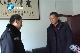货车起步未关后门，旁边停放的小汽车遭了殃视频封面