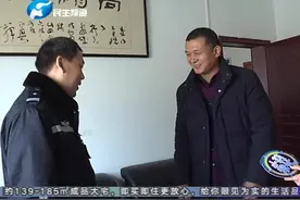 货车起步未关后门，旁边停放的小汽车遭了殃视频封面