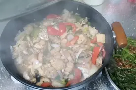 不加一粒盐的油豆腐彩椒鱼头炖，味道鲜美，做法简单上手