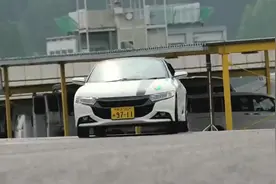 日本超牛女赛车手，装傻白甜去4S店试驾新车，吓坏了销售大叔！视频封面