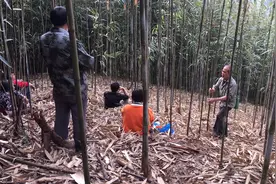 公务员爬上高山为村民处理土地纠纷，看看他这样判对吗？视频封面