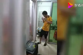 熊孩子专业坑爹，趁着老爸睡觉时对着老爸嘴放屁，真是太欠揍了！视频封面