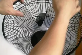 家里的电风扇出现转速变慢风力变小不要扔，师傅教你如何检修！视频封面