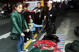 实拍街头卖皮衣的套路，请两个托一唱一和，差点被他们盯上了！