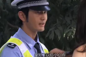 长得帅且跑得还快的交警小哥哥！最后的敬礼动作简直太让人心动…视频封面