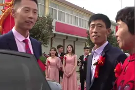 山东小伙娶一位年轻漂亮的女老板，婚车刚到，公婆赶紧上前迎接视频封面
