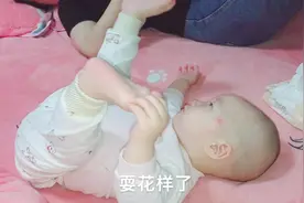 双胞胎兄弟睡觉，都11点了弟弟还在一旁调皮捣蛋，父母哭笑不得！视频封面