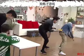 肖战为了玩游戏也太拼了吧！鞋子袜子都脱了！视频封面