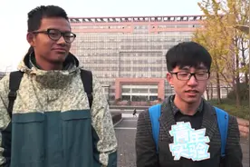这两位单纯的男生，谈起人生中的第一次，鬼魅的笑了视频封面