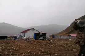 农村小卢在山脚下建个小型兔舍，一共就花60元，这样建设太值了视频封面