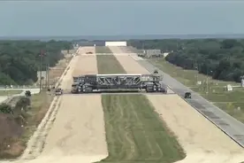 陆地最大运输车，百公里耗油35000升！视频封面