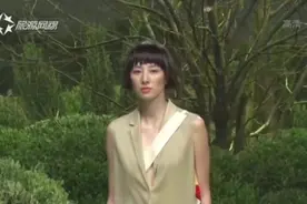 第一时尚：毛衣搭配牛仔裤，简单不失宋佳率真气质，炫酷亮相视频封面